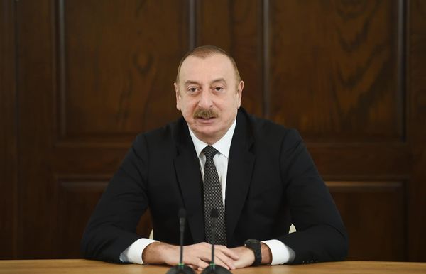 Azerbaycan Respublikasinin Prezidenti Ilham Eliyev dekabrin 24-de Qerbi Azerbaycan Icmasinin inzibati binasinda yaradilan seraitle tanis olub ve Qerbi Azerbaycandan olan bir qrup ziyali ile gorusub