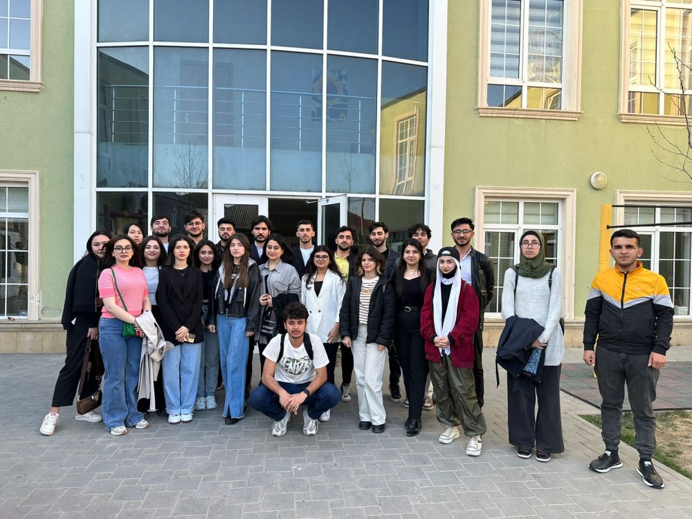 AzMIU-nun "ST ve MKS" fakultesinin Telebe Gencler Teskilatinin teskilatciligi ile bir qrup professor-muellim heyeti ve telebeler "Usaqlar evini" ziyaret etmisdir